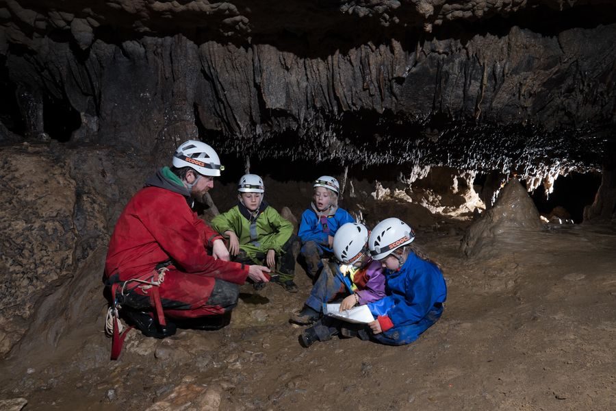 Entdeckung für die Familie aus den Vallon-Höhlen mit den Guides Spéléo