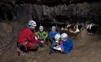 Entdeckung für die Familie aus den Vallon-Höhlen mit den Guides Spéléo
