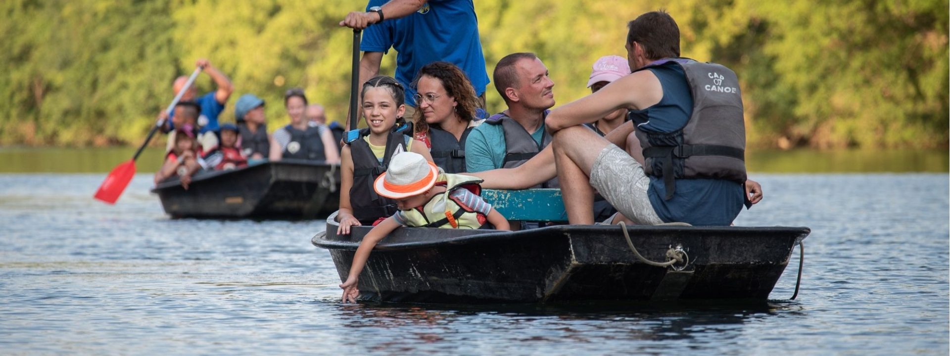 Entdecken Sie Biber mit einem traditionellen Ruderboot