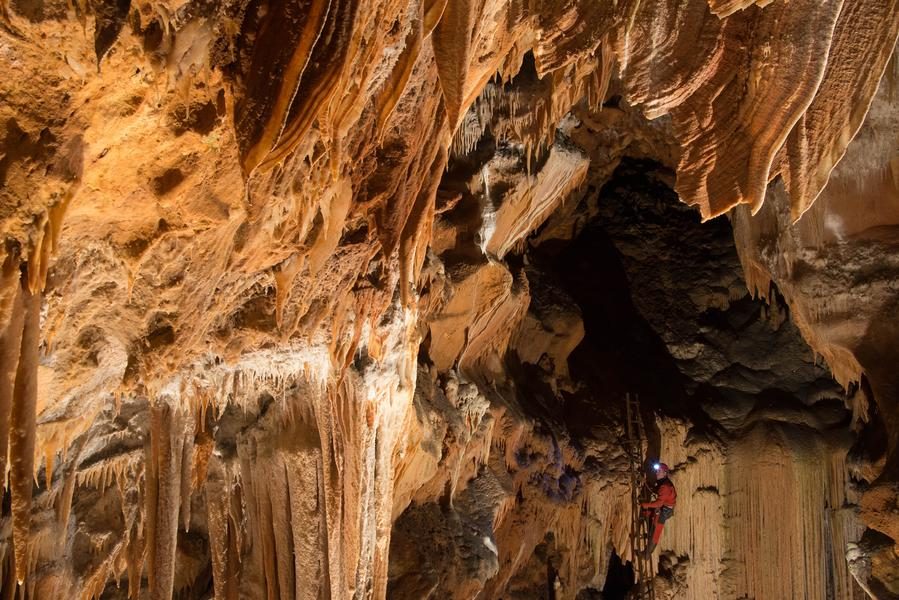 Höhlenforschung und Abseilen "Les Balcons du Vertige"