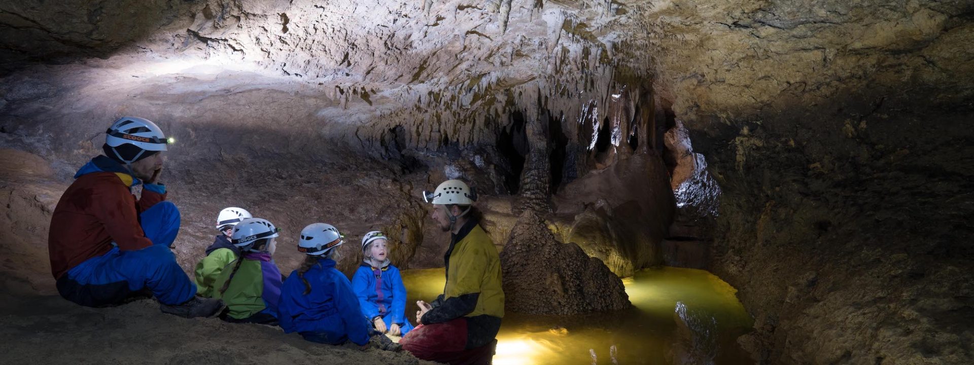 Höhlenforschung Familie mit Ardèche Méandre Spéléo