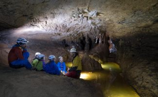 Höhlenforschung Familie mit Ardèche Méandre Spéléo