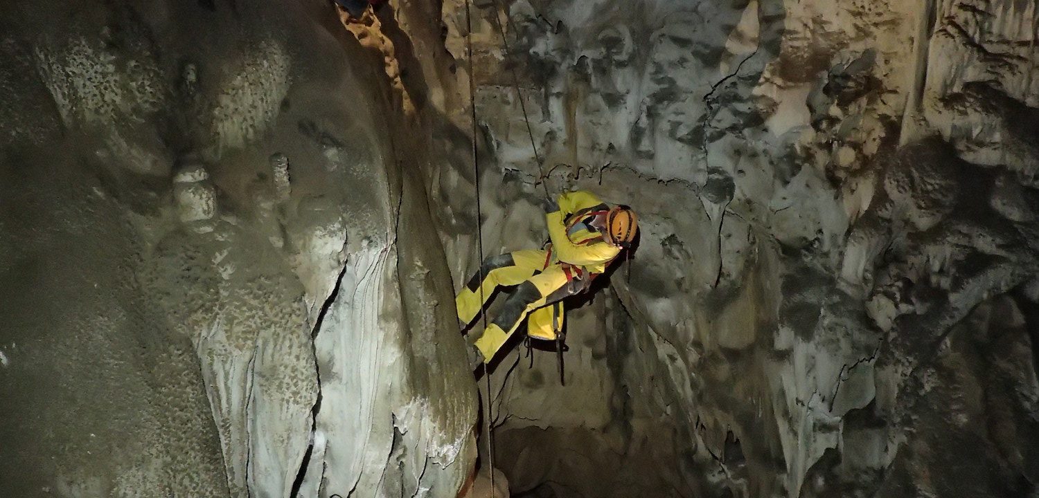 Sportliche Höhlenforschung mit Ardèche Méandre Spéléo