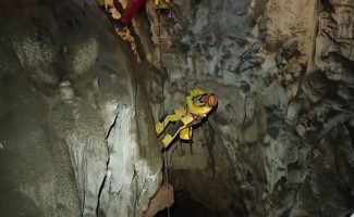 Sportliche Höhlenforschung mit Ardèche Méandre Spéléo