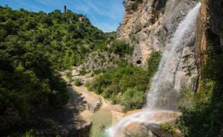 Sehen Sie den berühmten Rochecolombe-Wasserfall fließen