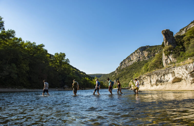 Des randonneurs au gué de Guitard à proximité du bivouac de Gournier © Matthieu Dupont